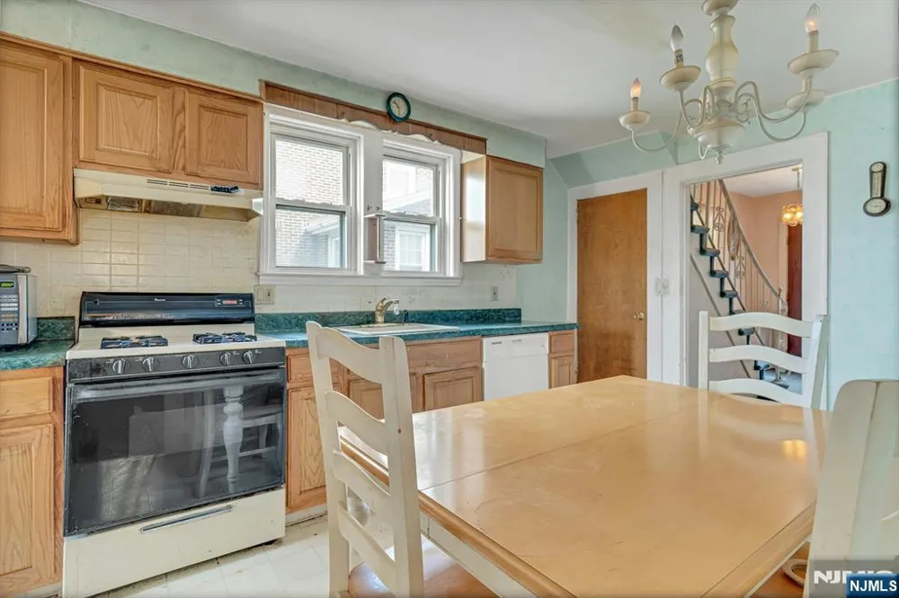 527 Brandon Place Cliffside Park, NJ 07010
