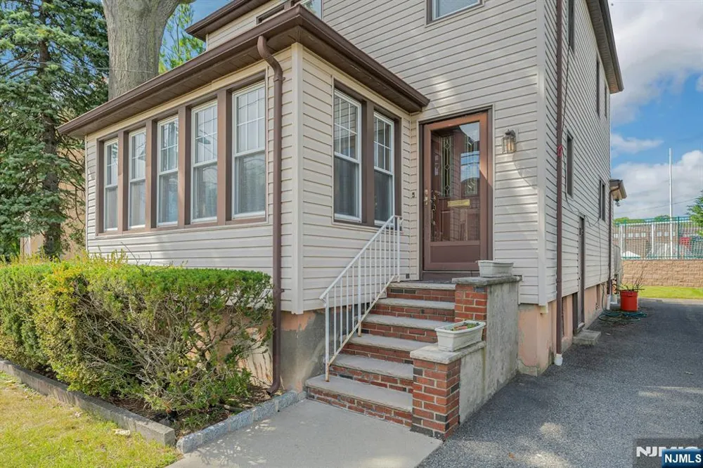 527 Brandon Place Cliffside Park, NJ 07010