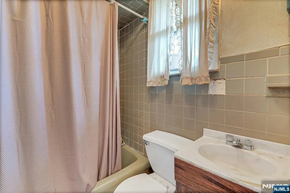 527 Brandon Place Cliffside Park, NJ 07010