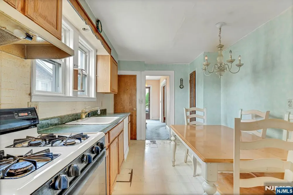 527 Brandon Place Cliffside Park, NJ 07010