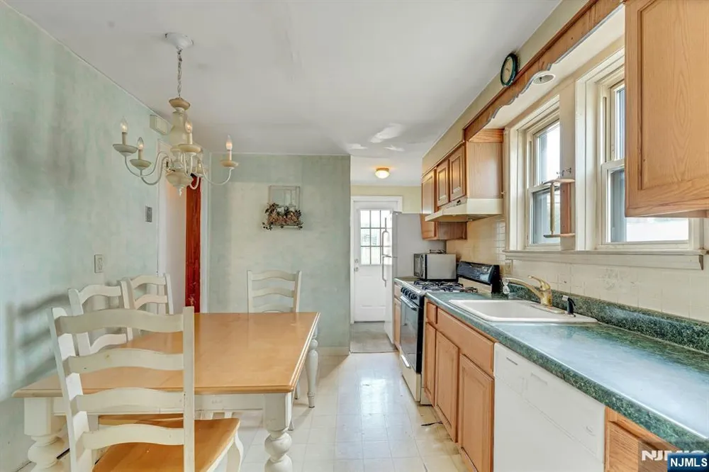 527 Brandon Place Cliffside Park, NJ 07010