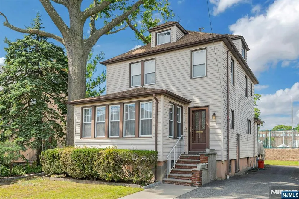 527 Brandon Place Cliffside Park, NJ 07010