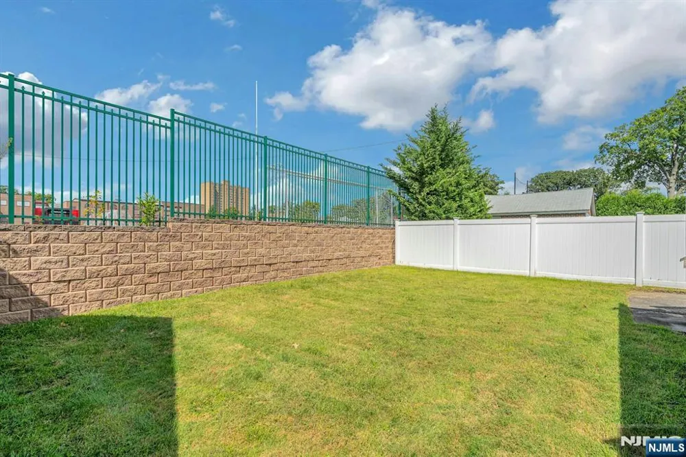 527 Brandon Place Cliffside Park, NJ 07010