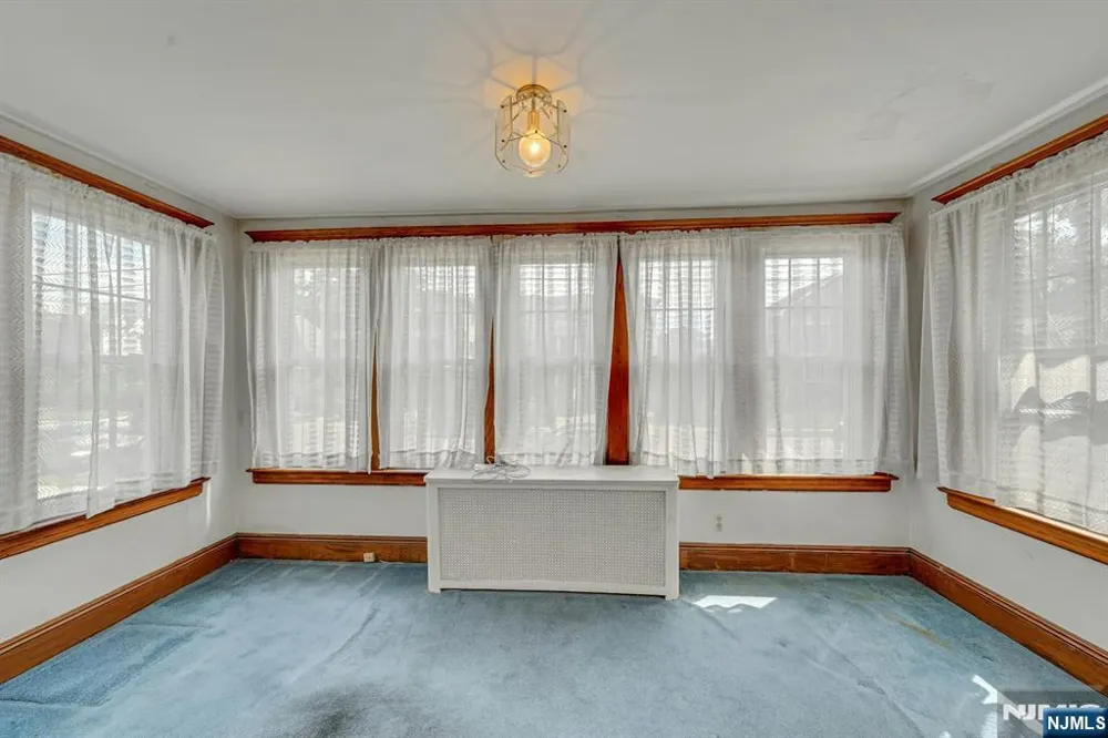 527 Brandon Place Cliffside Park, NJ 07010