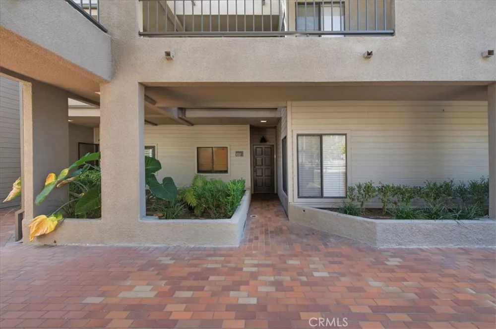 1310 E Orange Grove #102 Pasadena, CA 91104