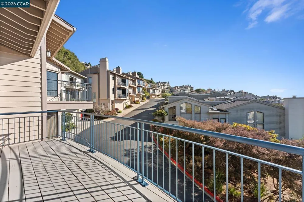 5 Schooner Hill Oakland, CA 94618