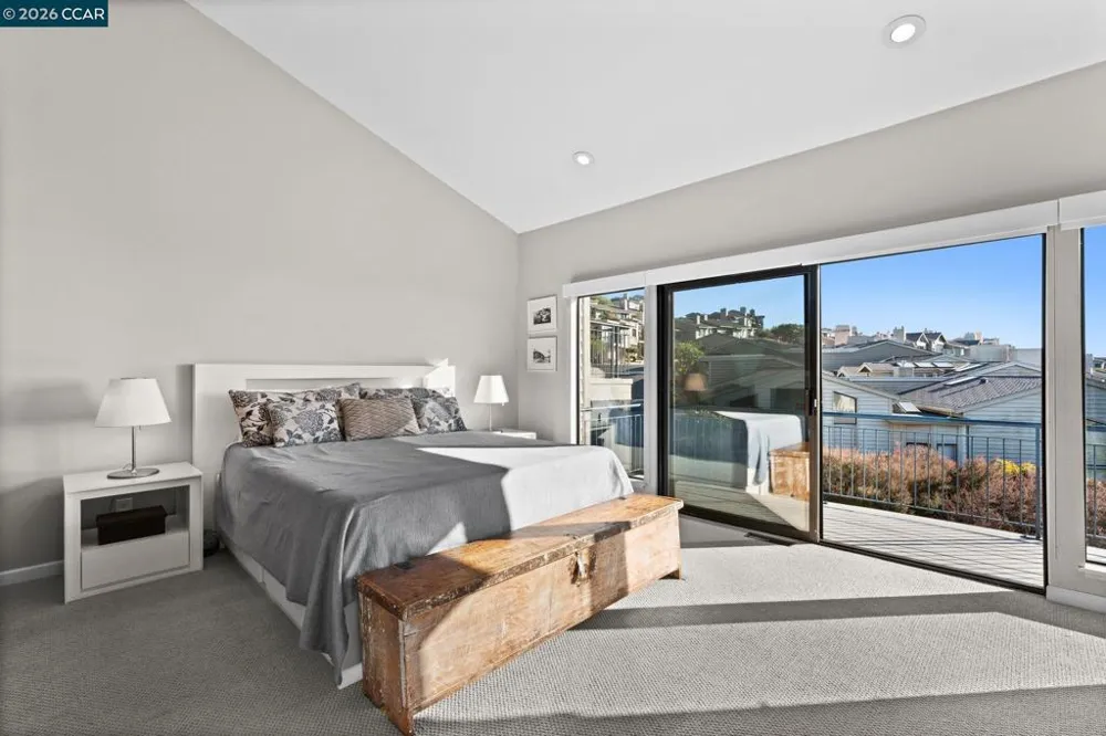 5 Schooner Hill Oakland, CA 94618