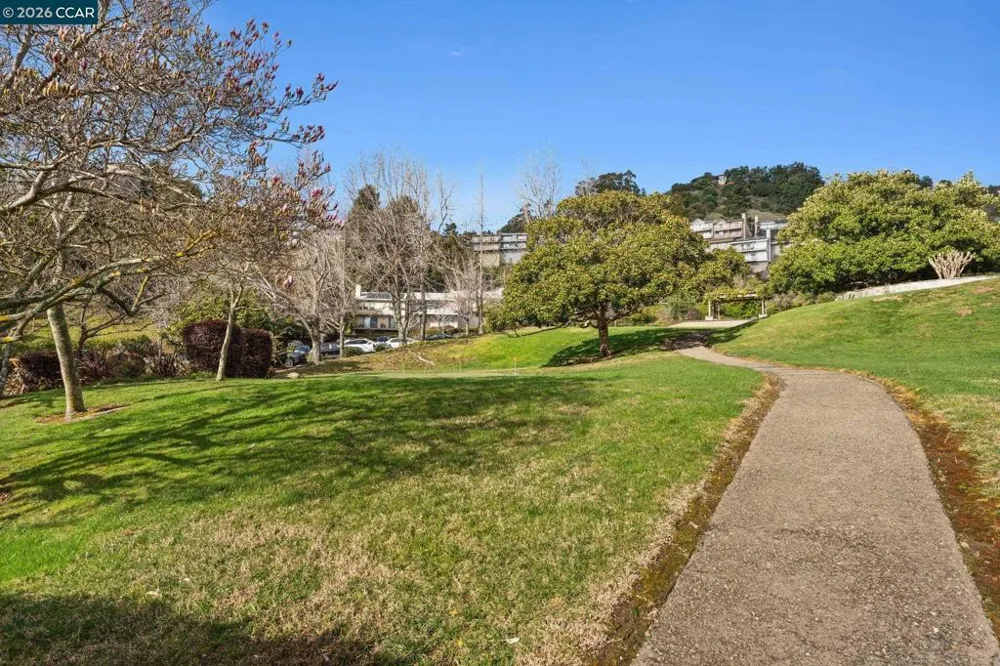 5 Schooner Hill Oakland, CA 94618