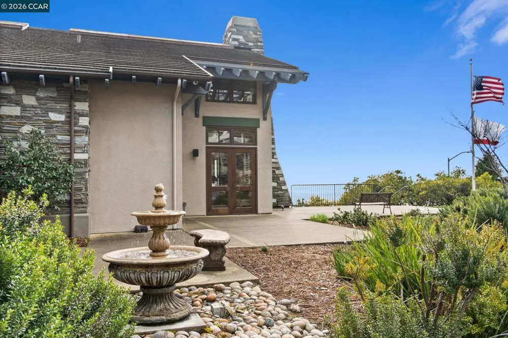 5 Schooner Hill Oakland, CA 94618