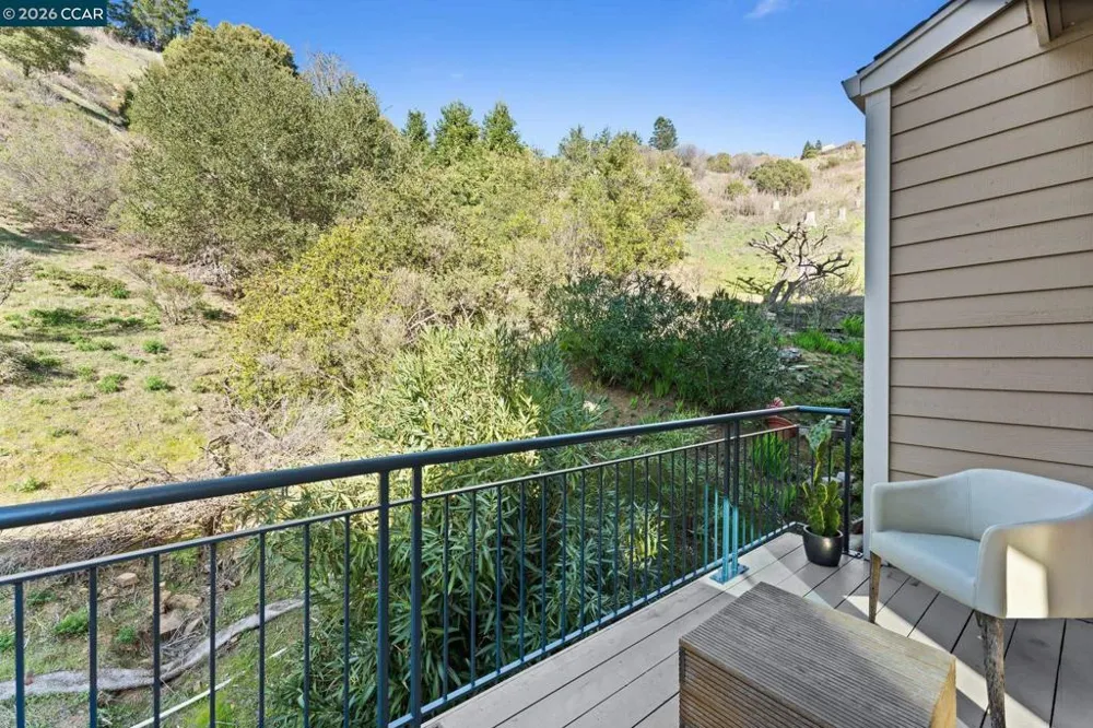 5 Schooner Hill Oakland, CA 94618