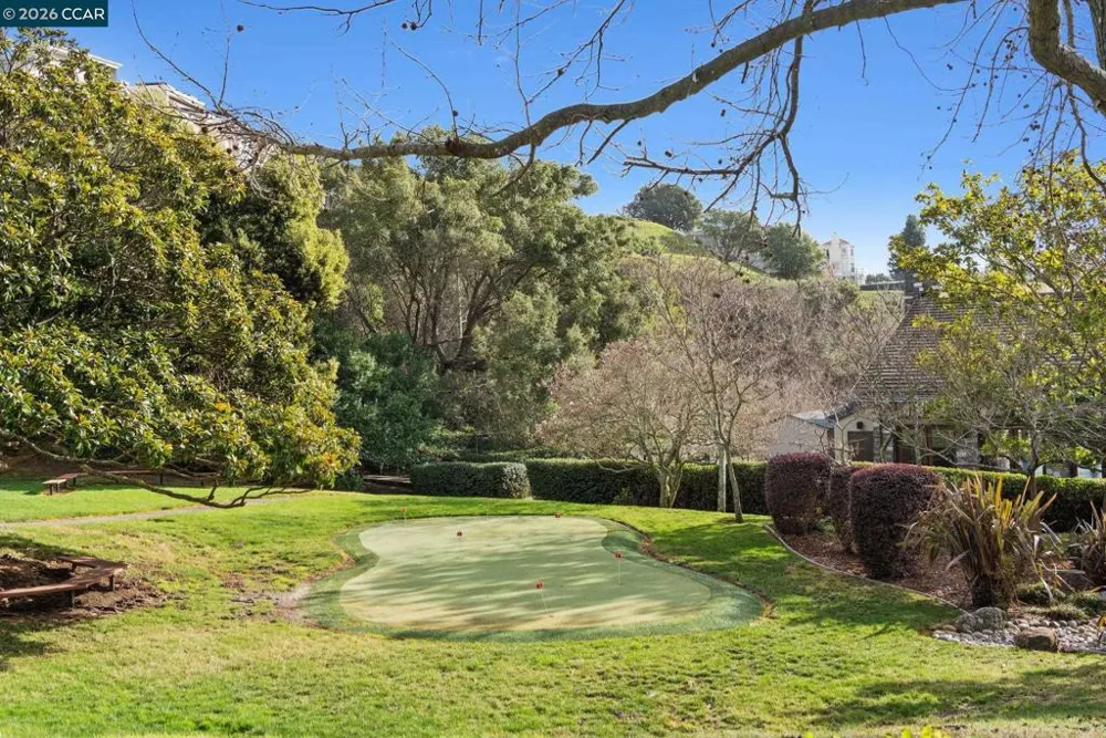 5 Schooner Hill Oakland, CA 94618