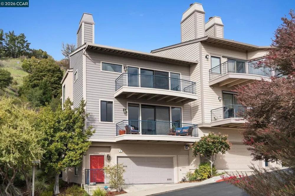 5 Schooner Hill Oakland, CA 94618