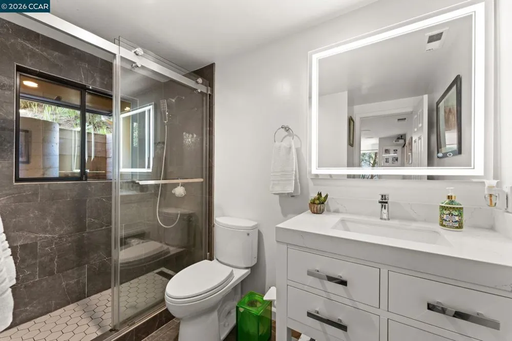 5 Schooner Hill Oakland, CA 94618