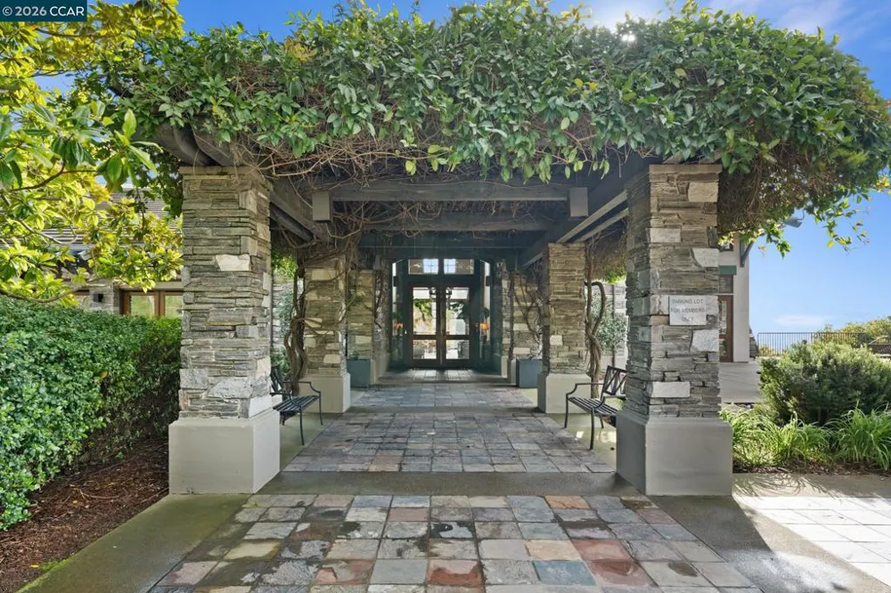 5 Schooner Hill Oakland, CA 94618