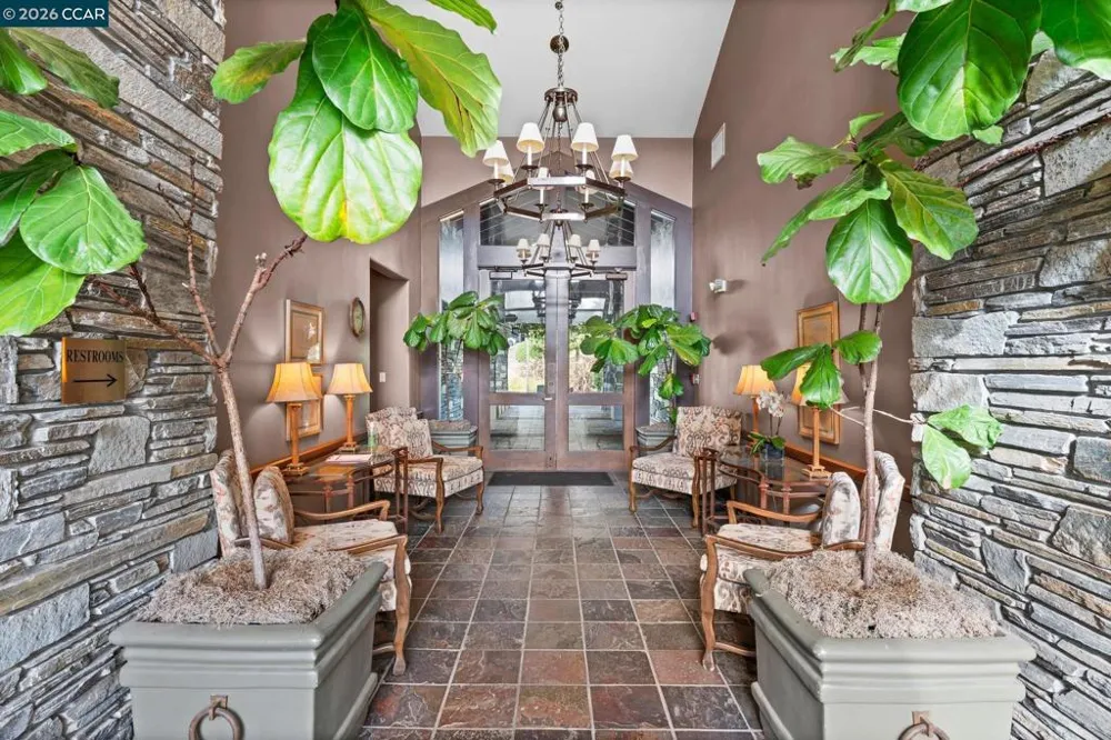 5 Schooner Hill Oakland, CA 94618