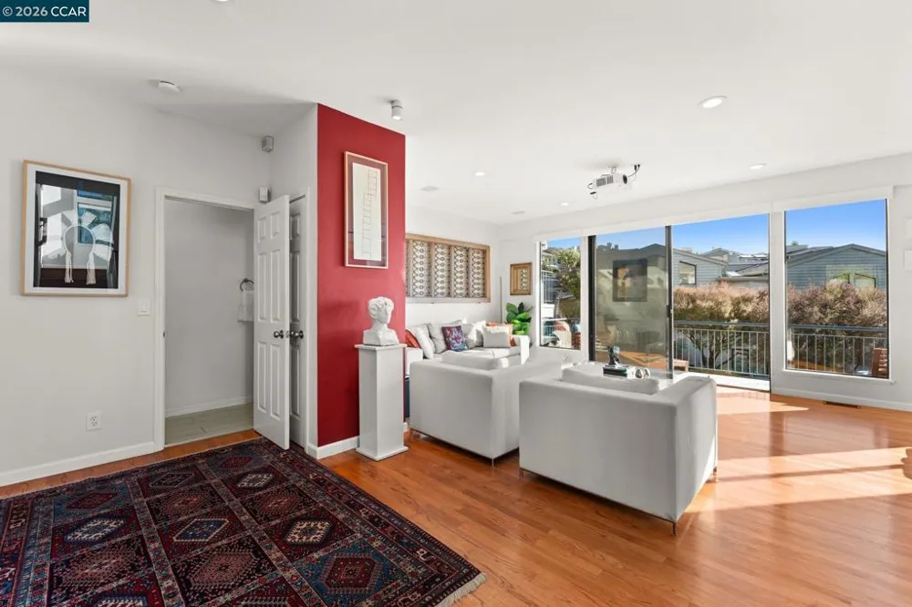 5 Schooner Hill Oakland, CA 94618