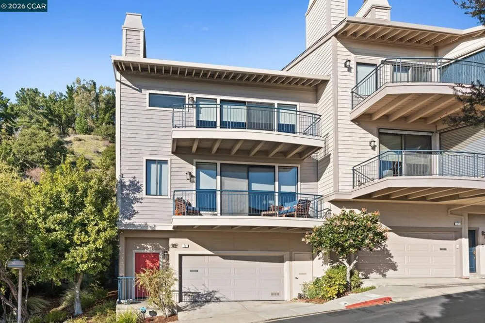 5 Schooner Hill Oakland, CA 94618