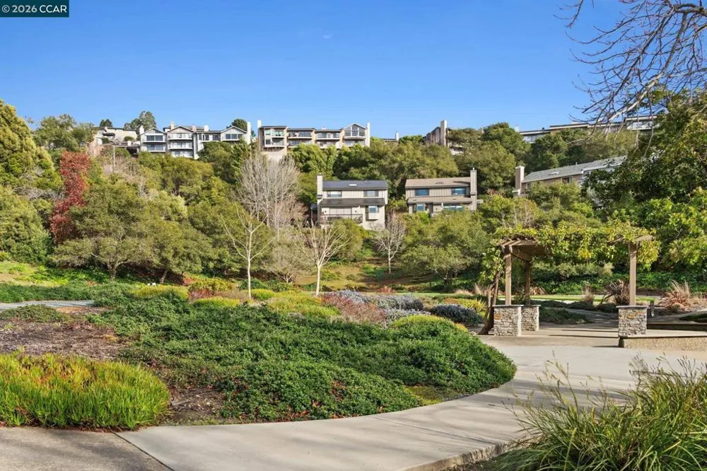 5 Schooner Hill Oakland, CA 94618