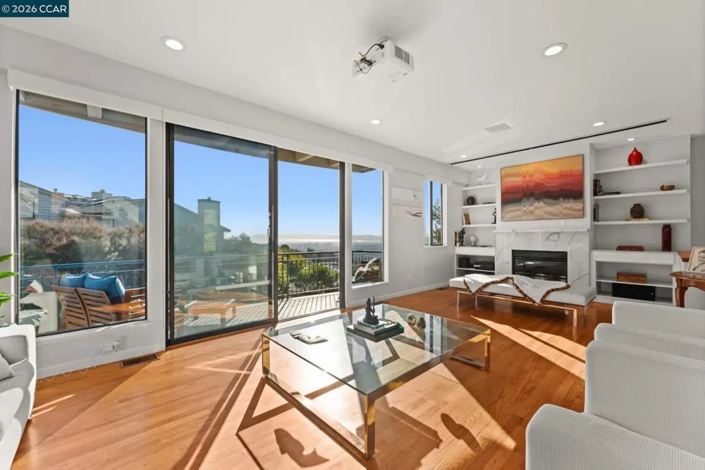 5 Schooner Hill Oakland, CA 94618