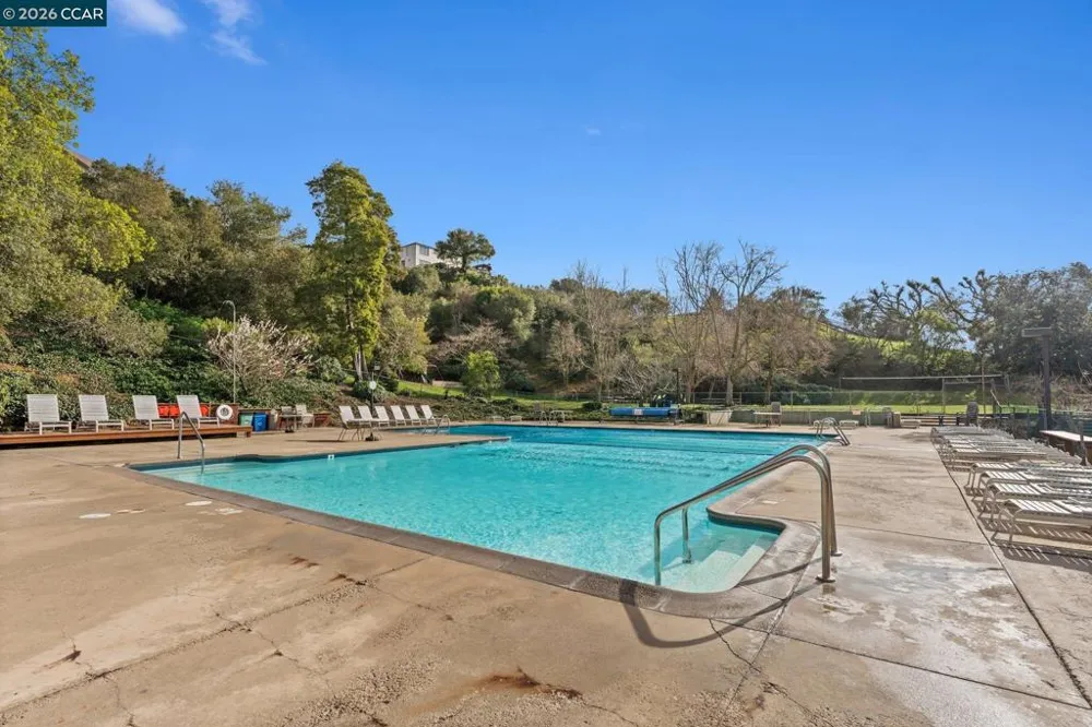 5 Schooner Hill Oakland, CA 94618