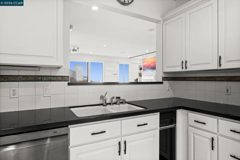 5 Schooner Hill Oakland, CA 94618
