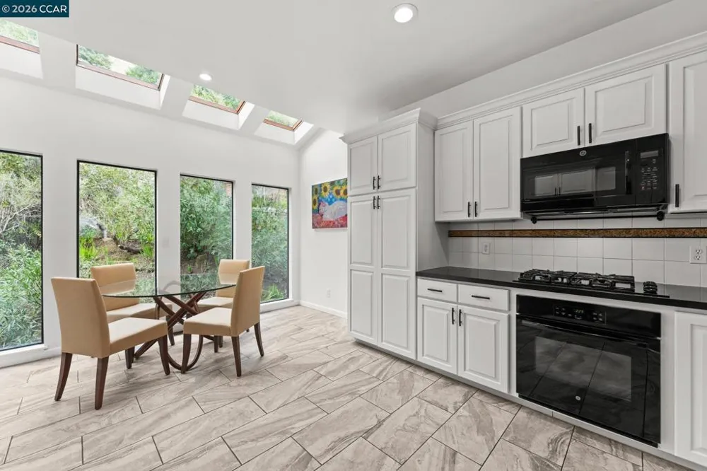5 Schooner Hill Oakland, CA 94618