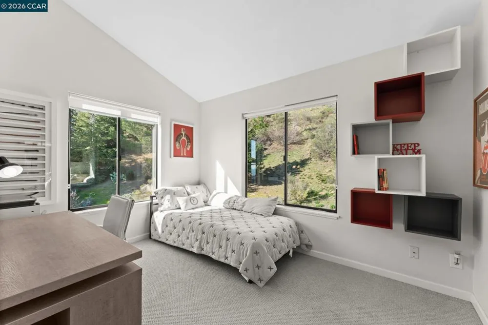 5 Schooner Hill Oakland, CA 94618