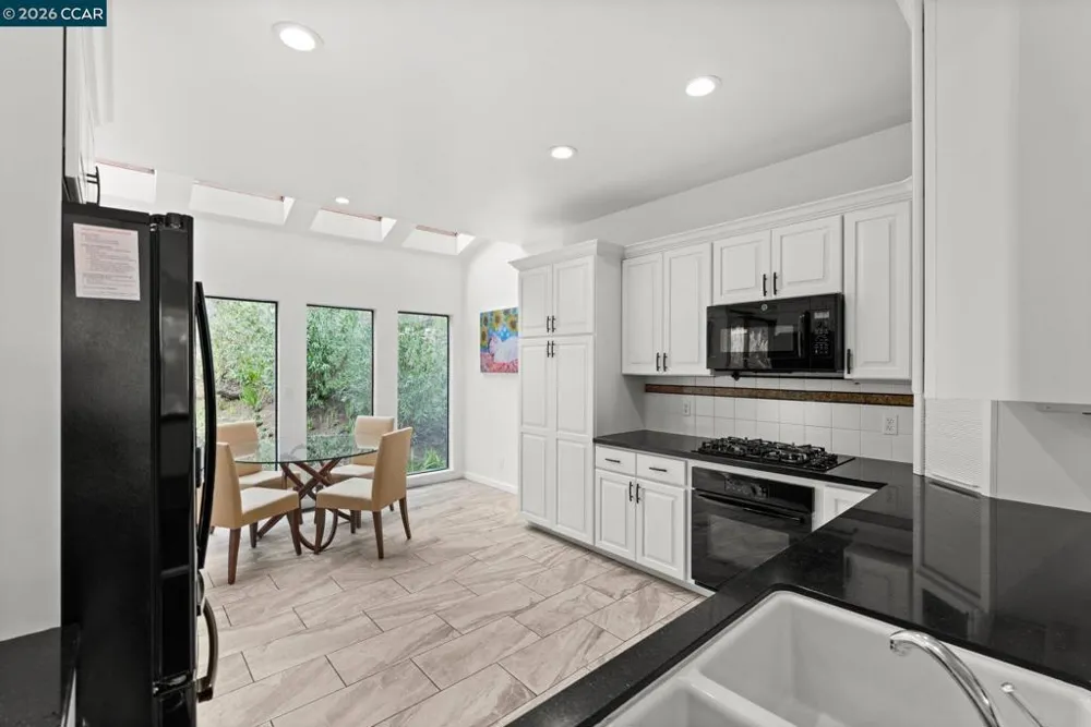 5 Schooner Hill Oakland, CA 94618