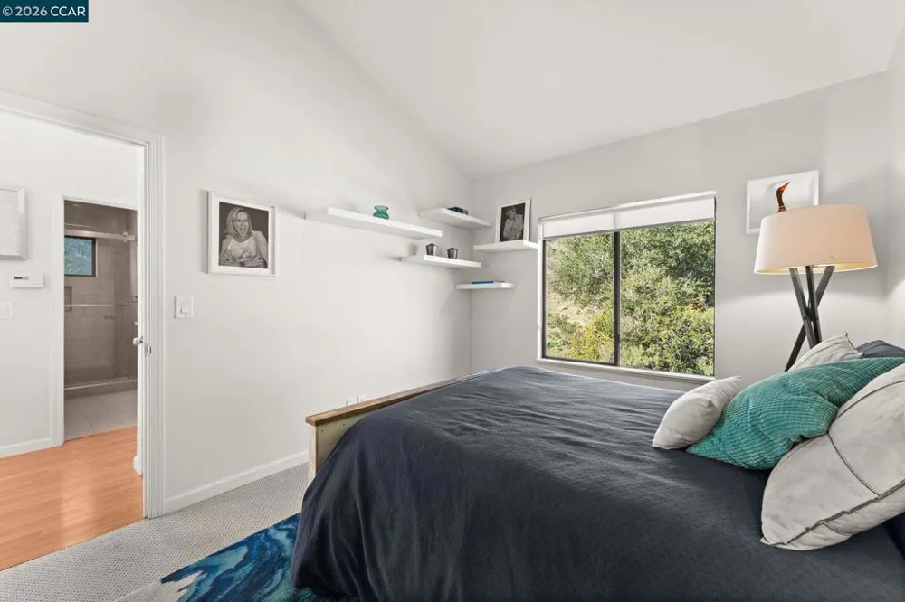 5 Schooner Hill Oakland, CA 94618