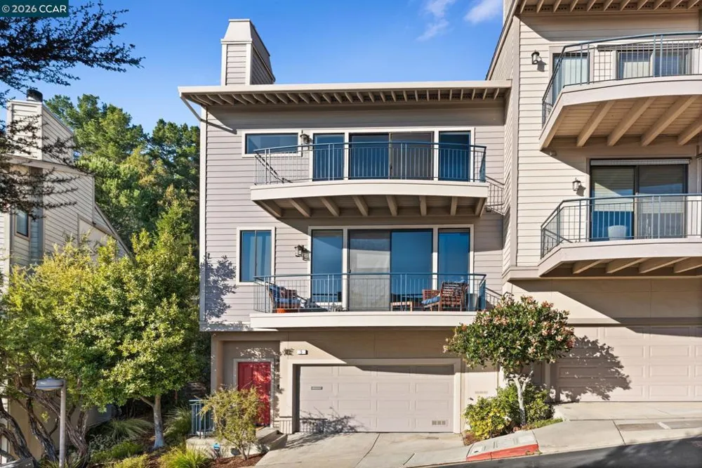 5 Schooner Hill Oakland, CA 94618