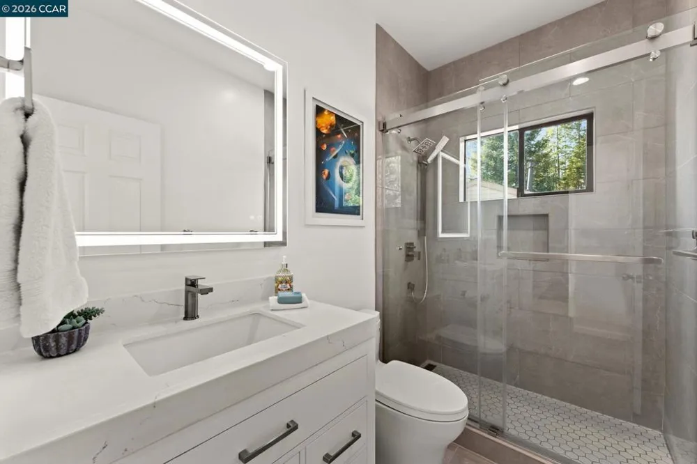 5 Schooner Hill Oakland, CA 94618