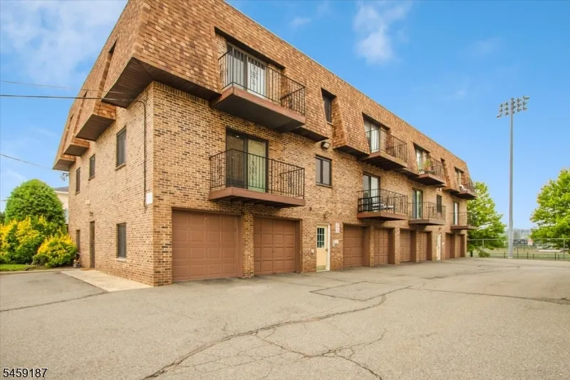 825 Riverside Ave #B202 Unit B202 Lyndhurst, NJ 07071