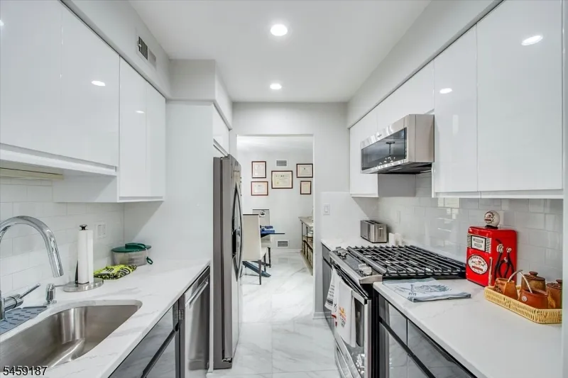 825 Riverside Ave #B202 Unit B202 Lyndhurst, NJ 07071