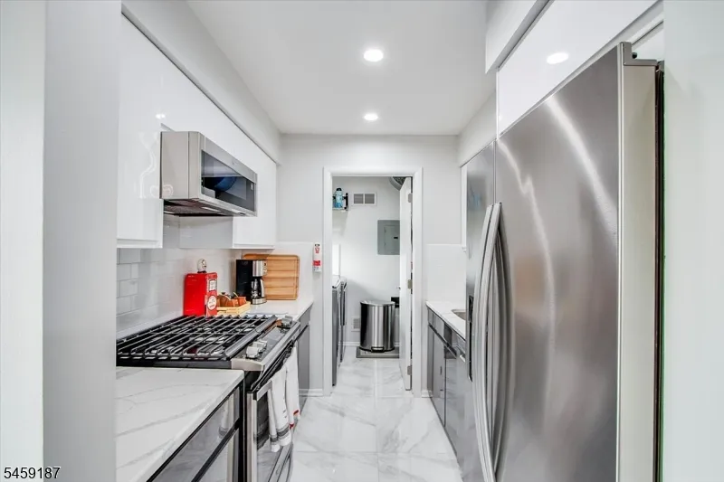 825 Riverside Ave #B202 Unit B202 Lyndhurst, NJ 07071