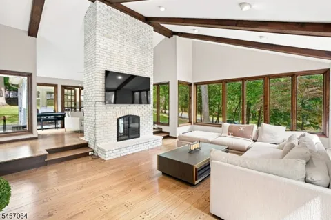 7 Sleepy Hollow Rd
