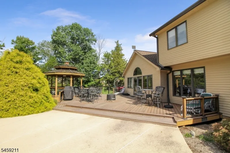 7 Cherokee Trl Blairstown, NJ 07825