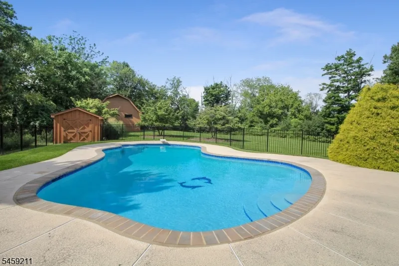 7 Cherokee Trl Blairstown, NJ 07825