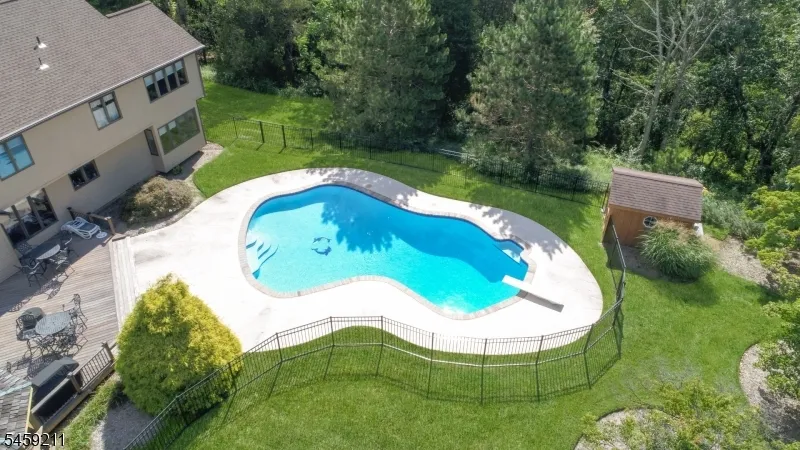 7 Cherokee Trl Blairstown, NJ 07825