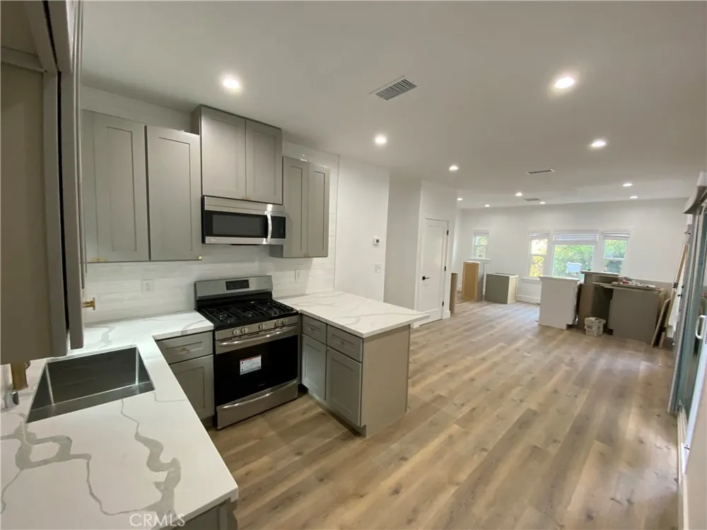 3106 W Berkeley Avenue Los Angeles, CA 90026