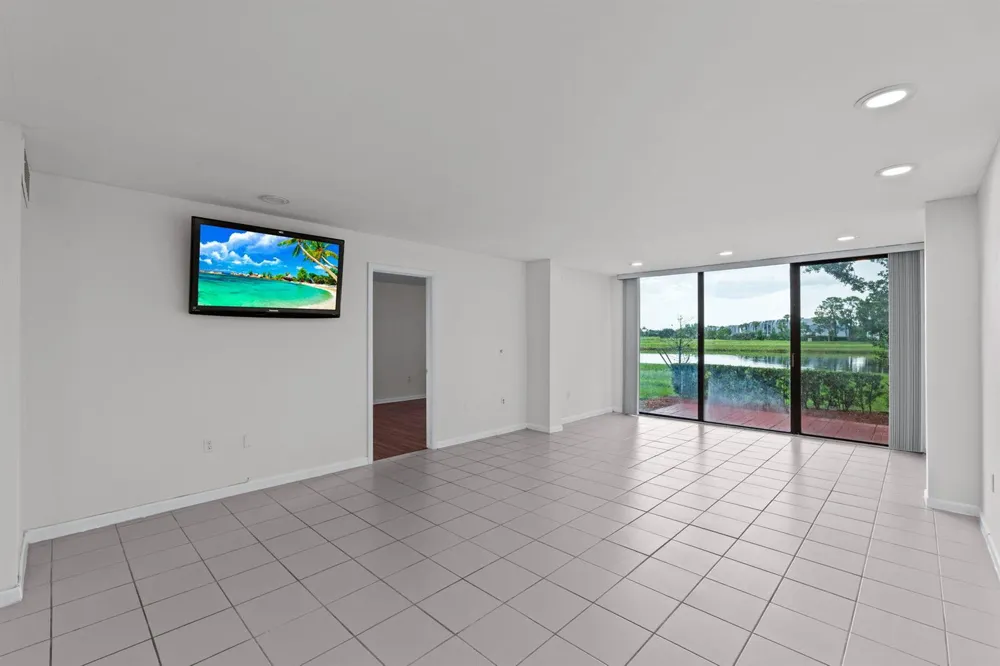 4822 ESEDRA COURT #106 Lake Worth, FL 33467