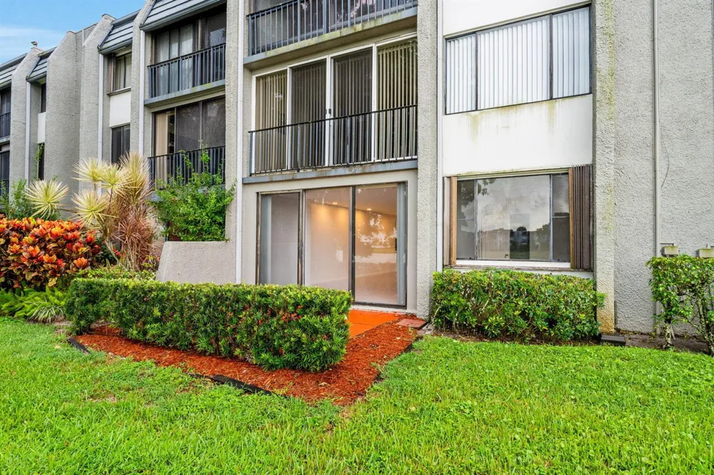 4822 ESEDRA COURT #106 Lake Worth, FL 33467