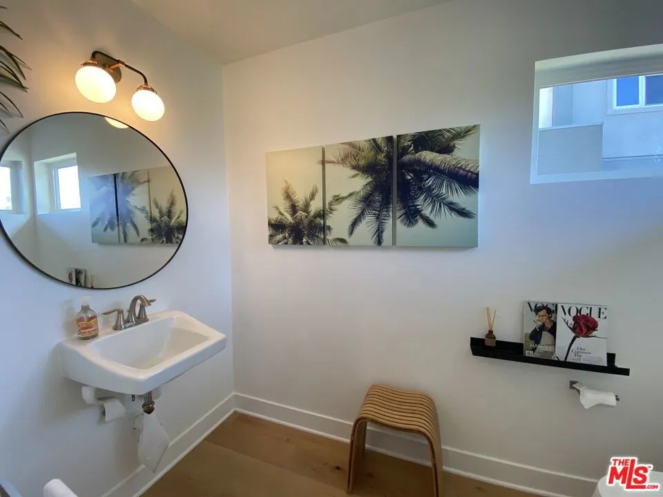 2753 Waverly Drive #801 Los Angeles, CA 90039