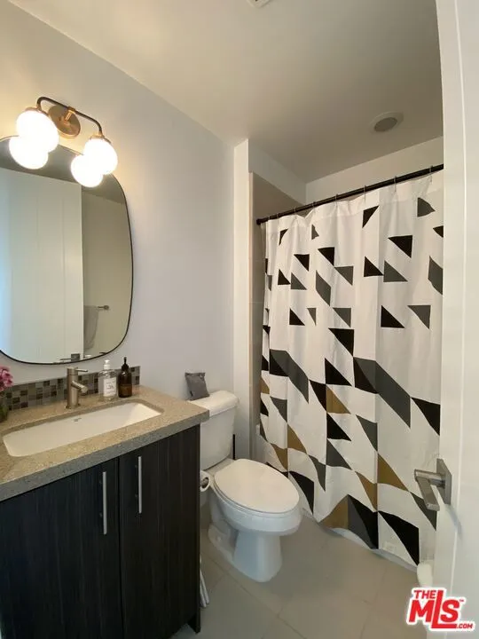 2753 Waverly Drive #801 Los Angeles, CA 90039