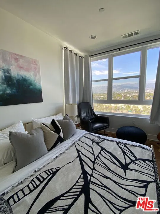 2753 Waverly Drive #801 Los Angeles, CA 90039
