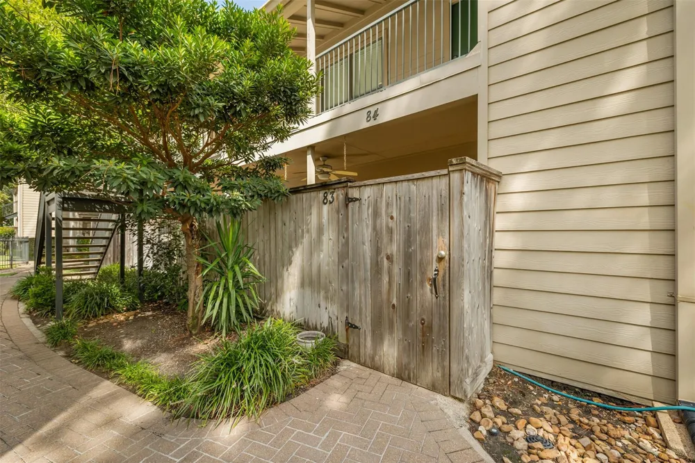 1100 Augusta Drive #83 Houston, TX 77057