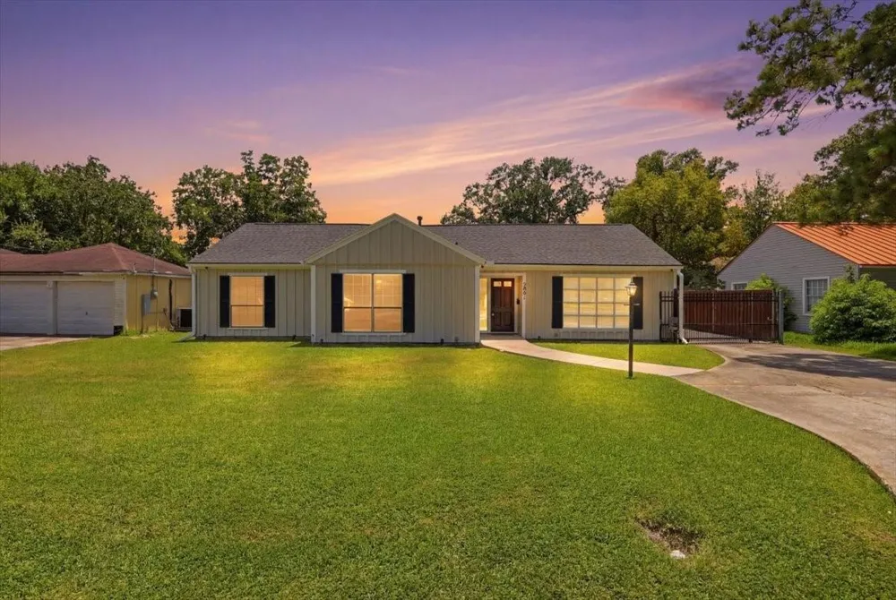 2801 Berry Avenue Groves, TX 77619