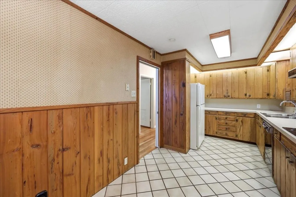 2801 Berry Avenue Groves, TX 77619