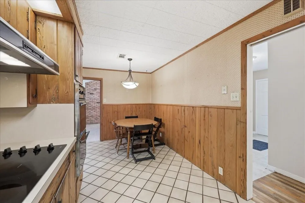 2801 Berry Avenue Groves, TX 77619