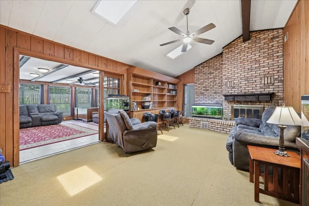 2801 Berry Avenue Groves, TX 77619