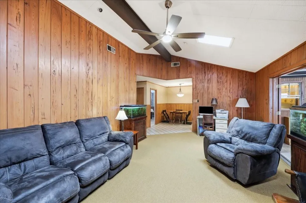 2801 Berry Avenue Groves, TX 77619